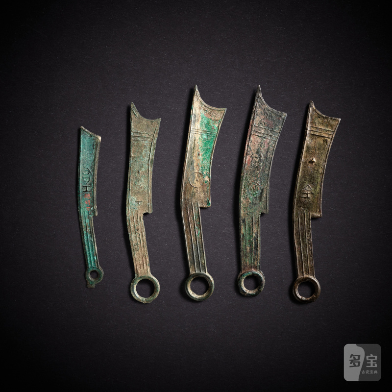 Five archaic bronze knife coins, Eastern Zhou dynasty, Warring States period | 東周戰國 齊國趙國刀幣一組五件 - 图2